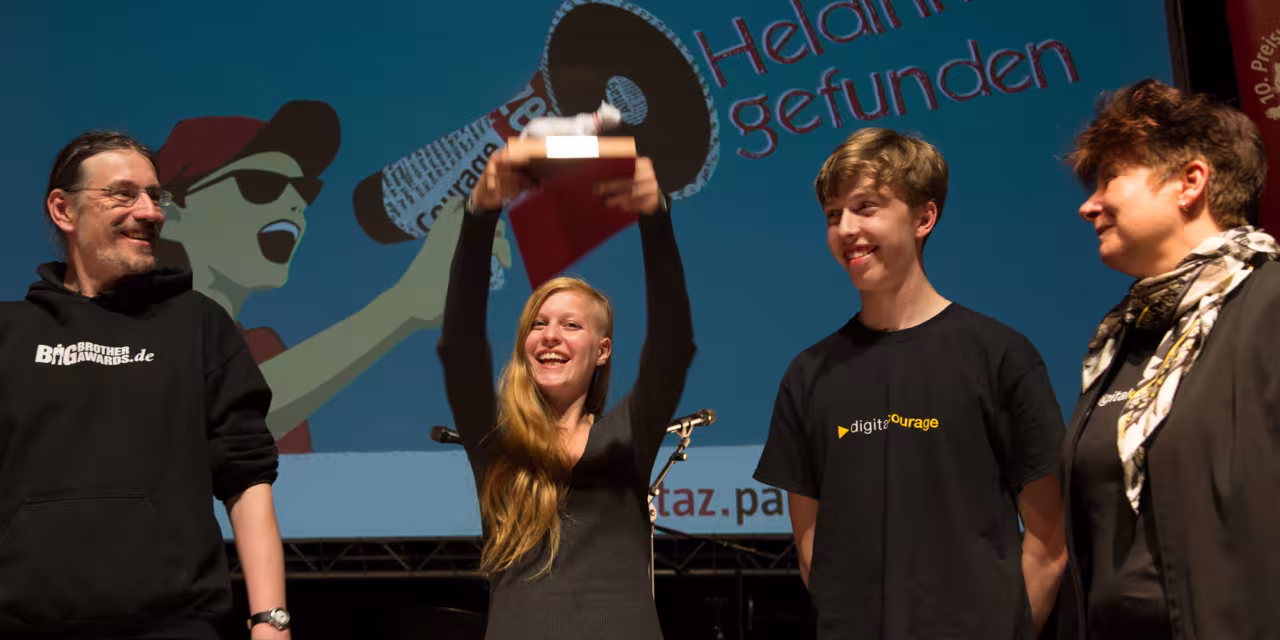 Ein Teil des Digitalcourage-Teams nimmt den taz-Panter-Preis entgegen.