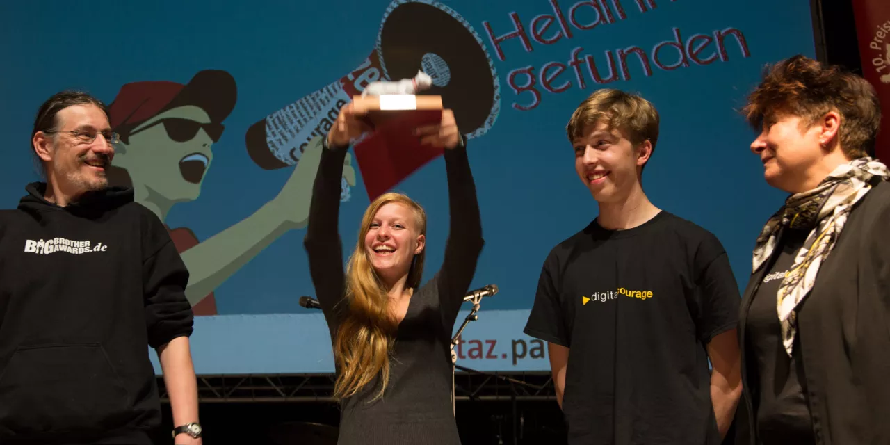 Ein Teil des Digitalcourage-Teams nimmt den taz-Panter-Preis entgegen.