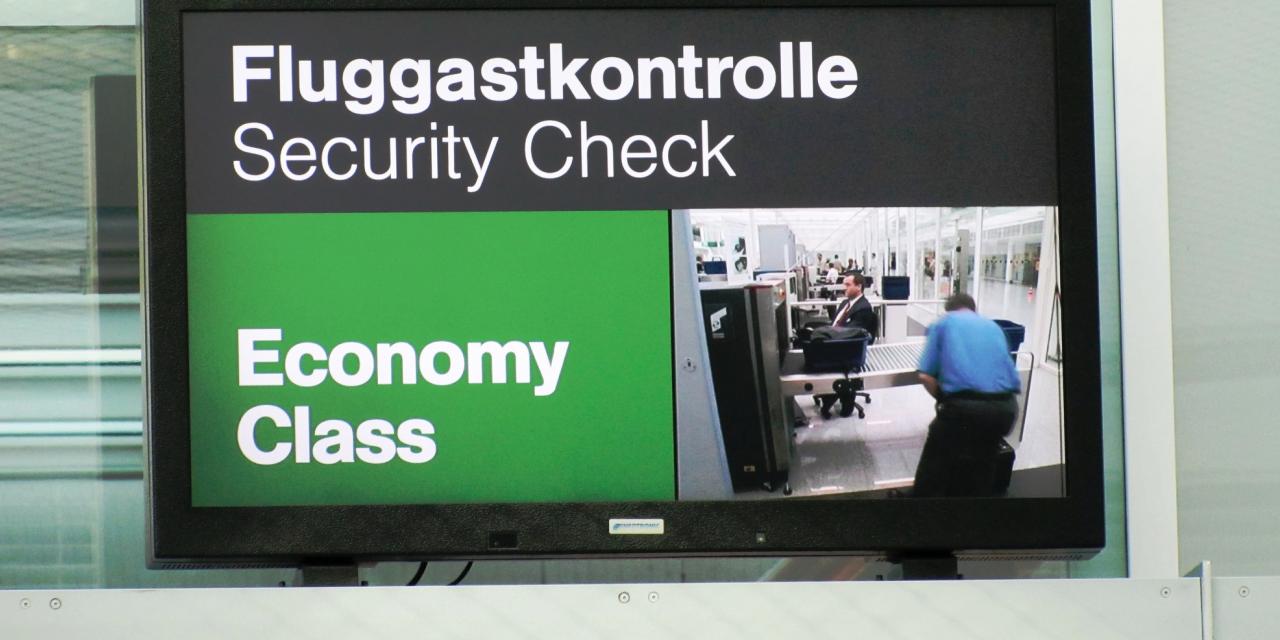 Hinweisschild „Fluggastkontrolle“.