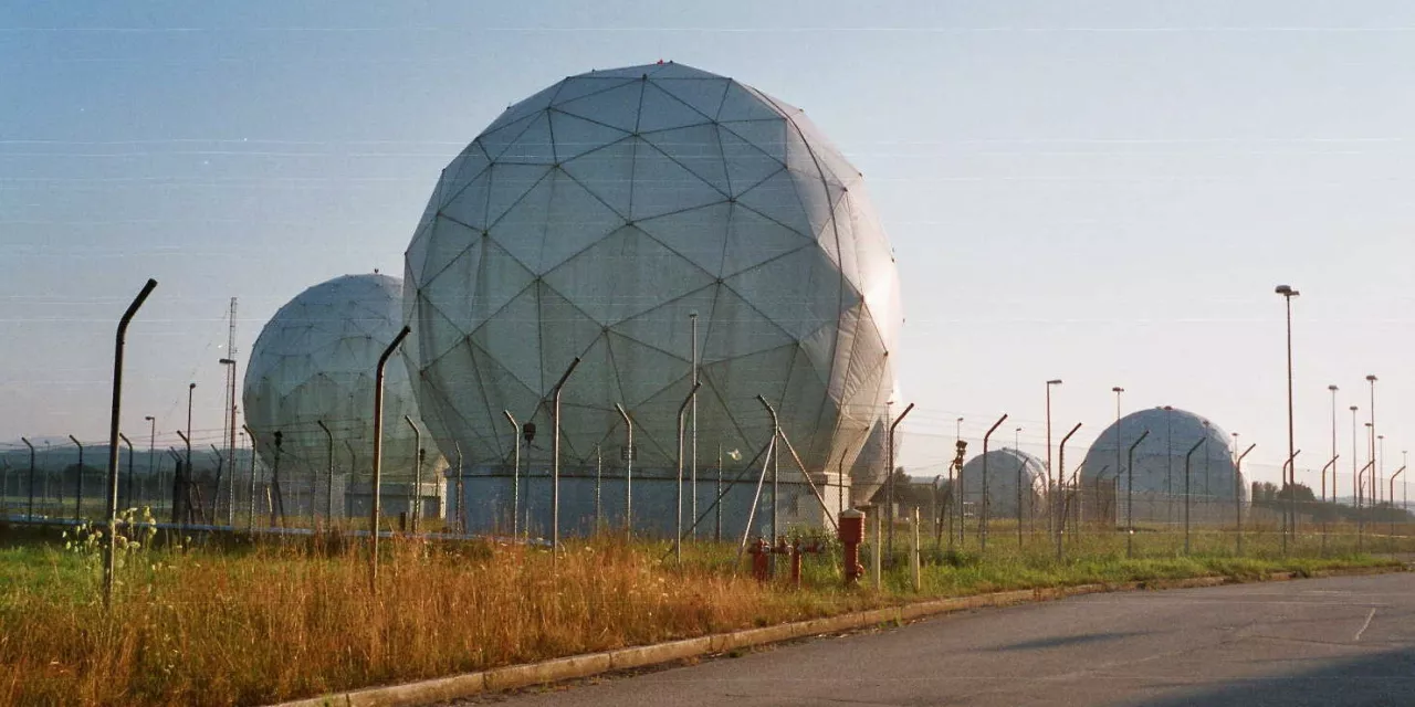 Radome (große kugelartige Gebilde) der Stadt Bad Aibling.
