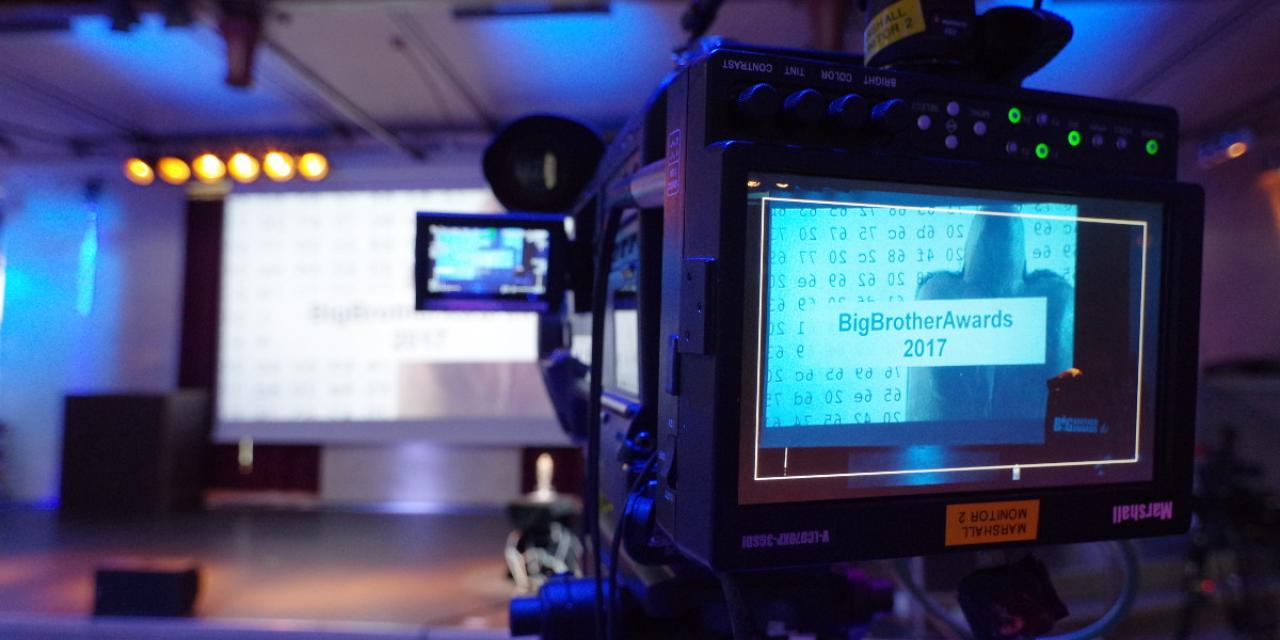 Ein Kamerabildschirm, der die Bühne der BBAs 2017 filmt.