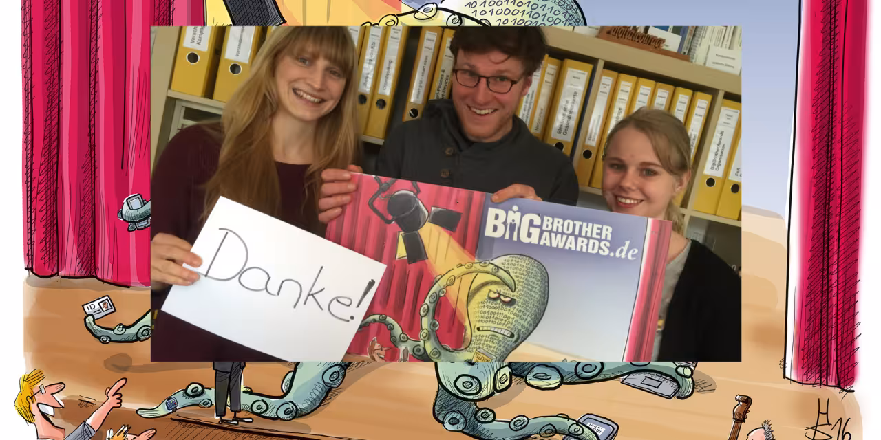 Drei Personen von Digitalcourage, die ein Plakat von den BigBrotherAwards und ein Schild mit „Danke“ in die Kamera halten.