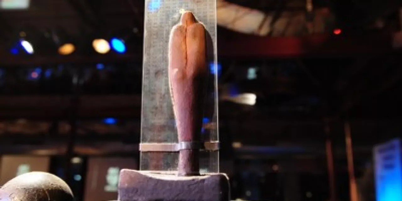 Die BBA-Statue auf einem Podest.