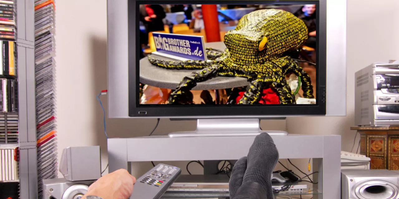 Montage: Ein Fernseher zeigt einen Ausschnitt der BBAs.
