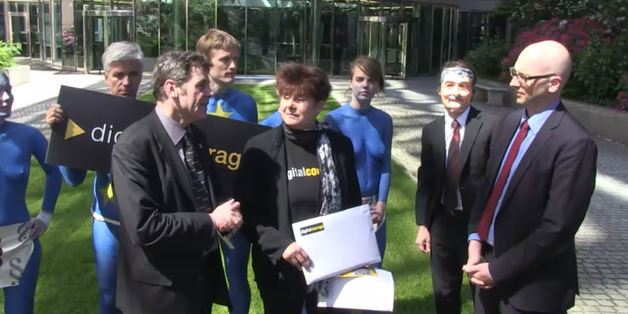 padeluun, Rena Tangens und Team überreichen einen Umschlag.