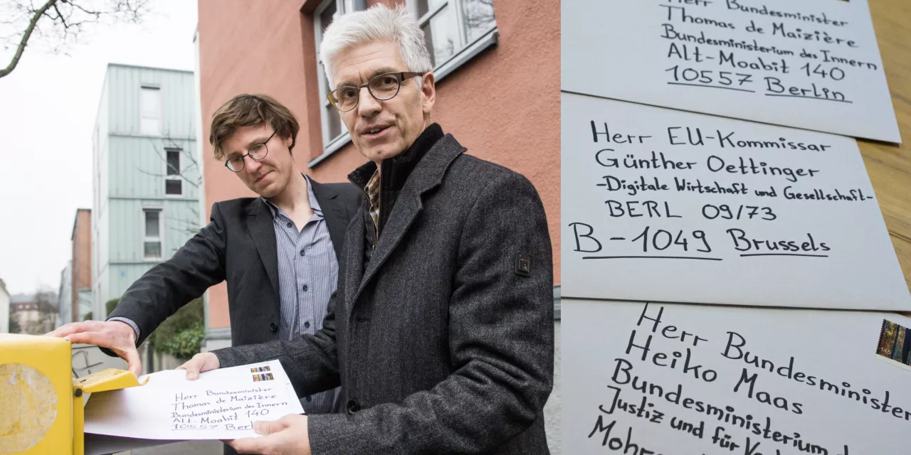 Friedemann Ebelt und Detlev Sieber werfen einen Brief in einen Briefkasten. Links daneben drei Detailaufnahmen von drei Briefen inkl. Adresse.