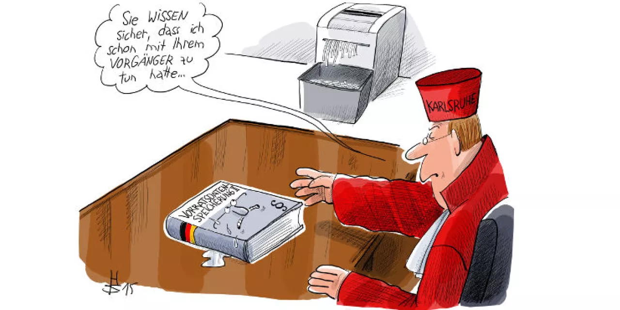 Karikatur: Ein Richter des Bundesgerichtshof sitzt an einem Tisch. Darauf liegt ein Buch mit gequältem Gesicht und „Vorratsdatenspeicherung“. Der Richter sagt: „Sie wissen sicher, dass ich schon mit ihrem Vorgänger zu tun hatte...“.