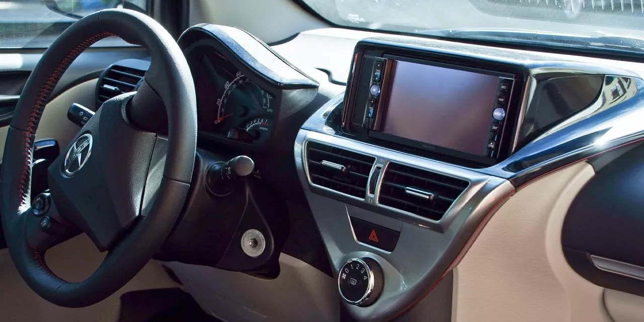 Detailaufnahme der Mittelkonsole eines Autos.
