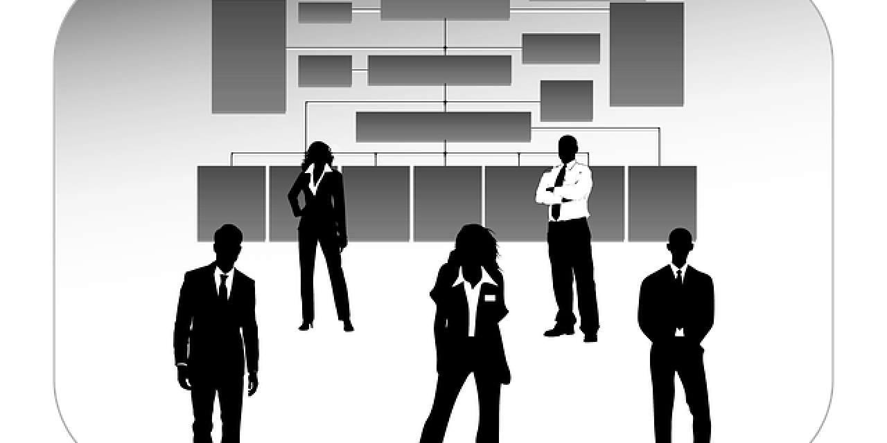 Zeichnung schwarzer Silhouetten von Männern und Frauen in Business-Kleidung in einem Raum.