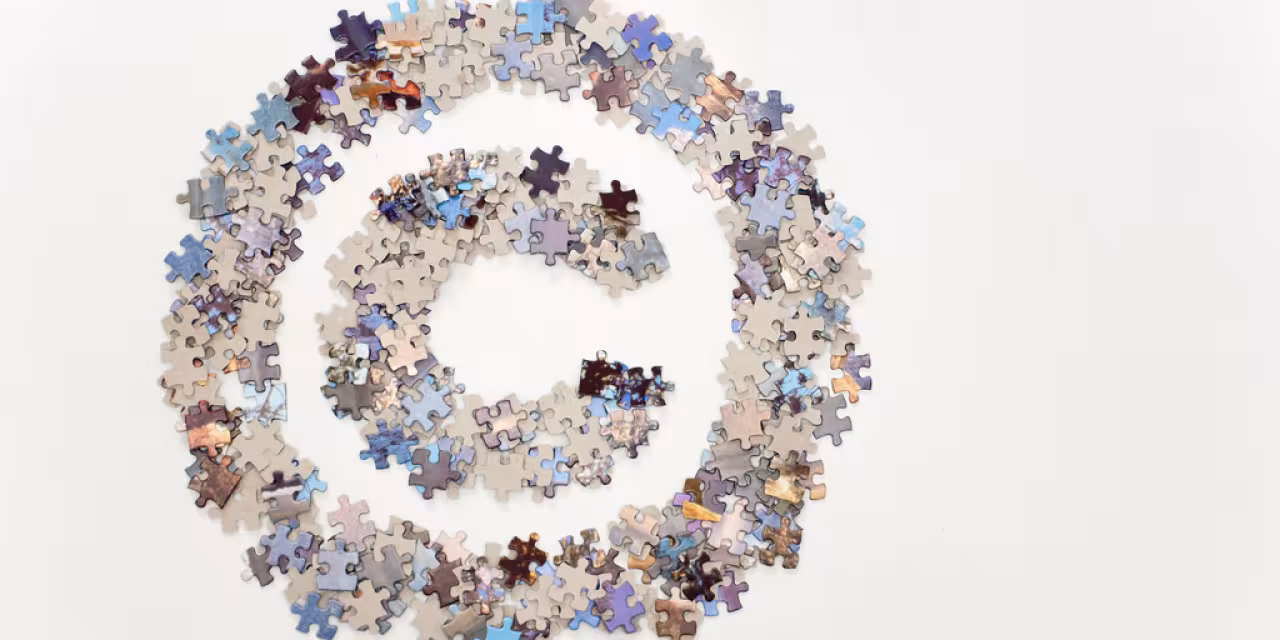 Das Copyright-Zeichen aus Puzzle-Teilen gelegt.