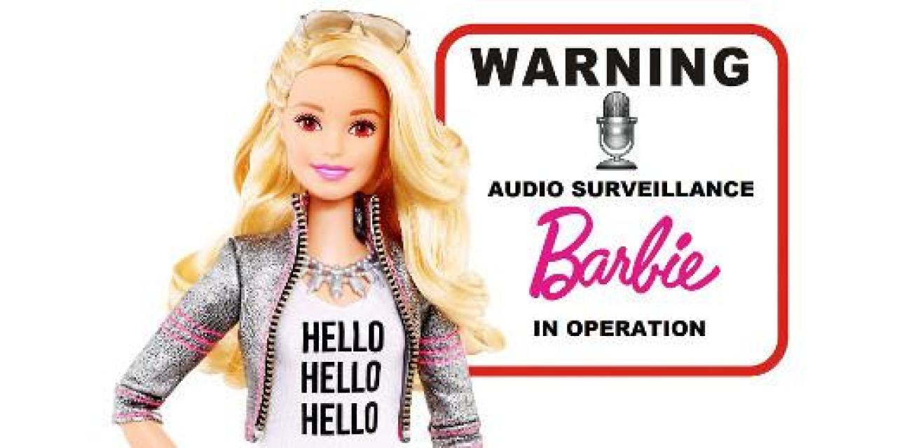 Eine Barbie. Links daneben ein Warnschild mit dem Text: "Warning: Audio Surveillance. Barbie in operation".