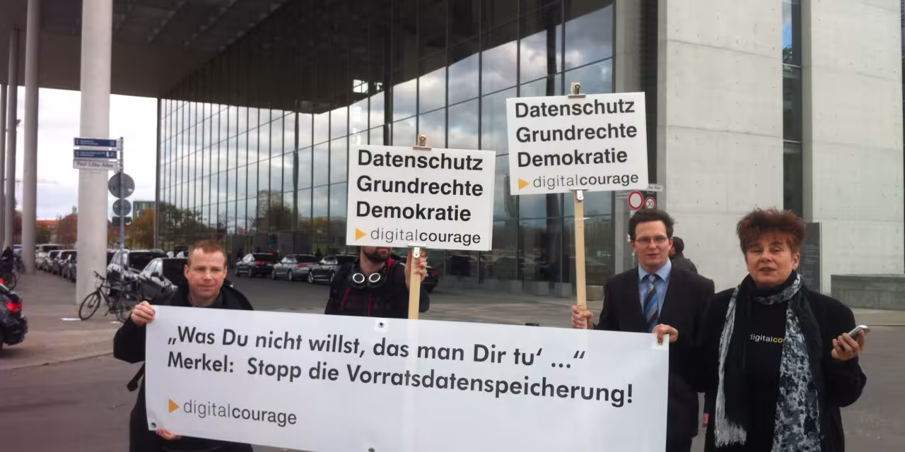 Vier Personen von Digitalcourage mit einem Banner „Was du nicht willst, das man dir tu'“ vor dem Paul-Löbe-Haus.