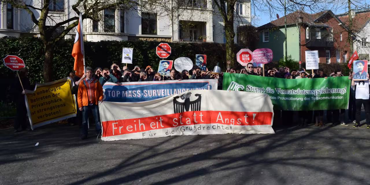 Demonstrant.innen mit einem riesigen „Freiheit statt Angst“-Banner.