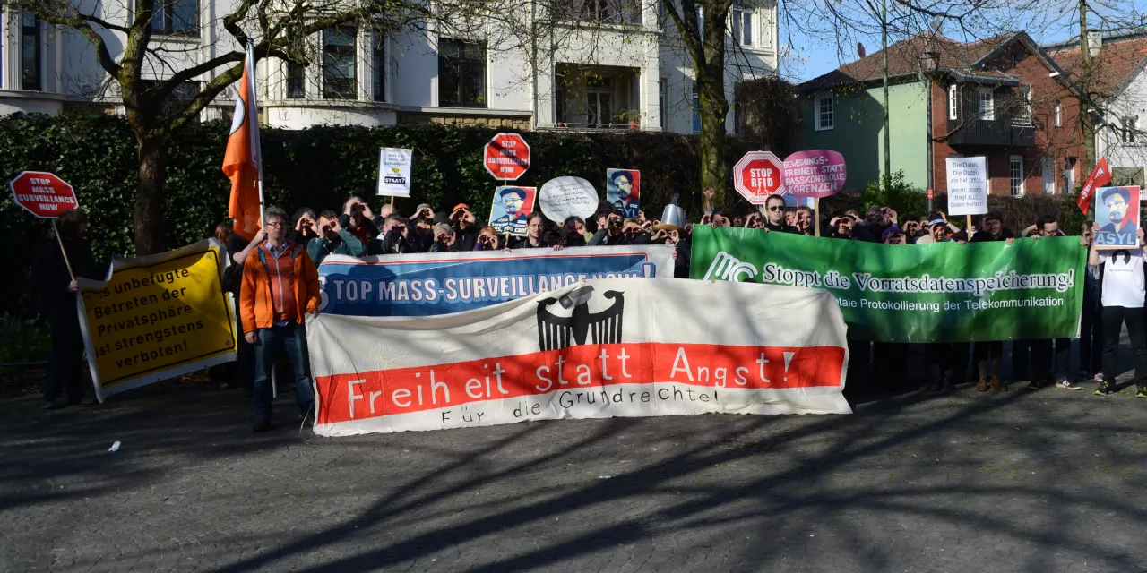 Demonstrant.innen mit einem riesigen „Freiheit statt Angst“-Banner.