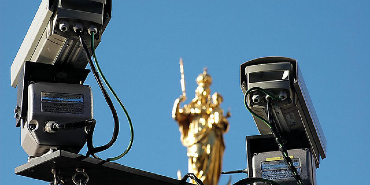 Foto von zwei Überwachungskameras vor blauem Himmel