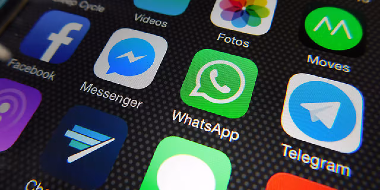 Detailaufnahme eines Smartphonebildschirms mit Apps wie Facebook, WhatsApp und Telegram.