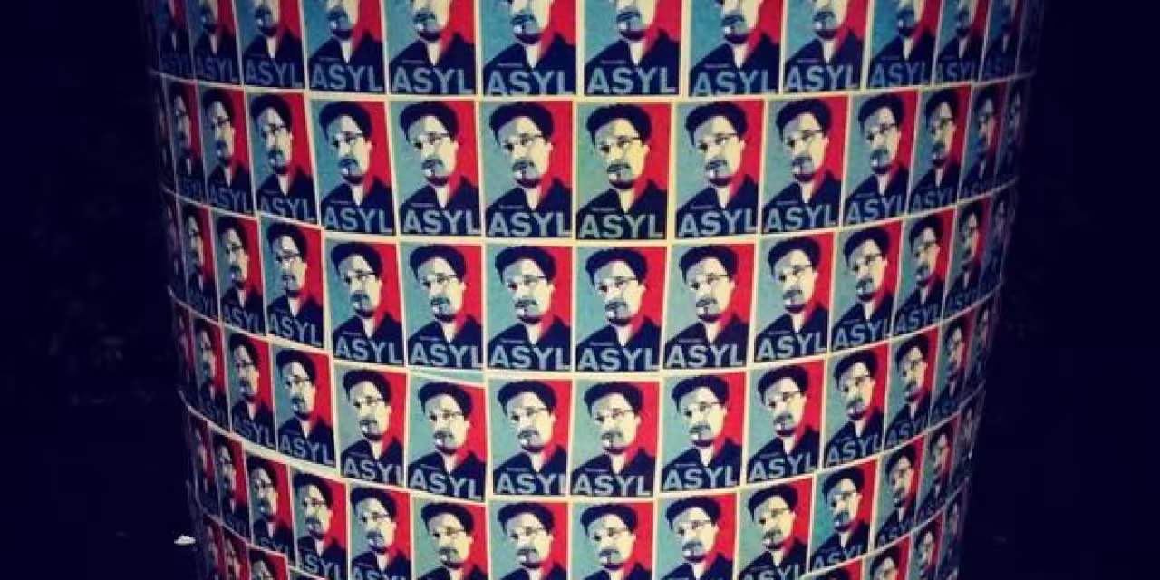 Eine Säule komplett beklebt mit Edward-Snowden-Asyl-Aufklebern.