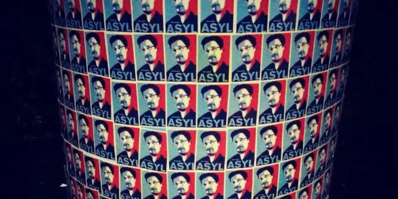 Eine Säule komplett beklebt mit Edward-Snowden-Asyl-Aufklebern.
