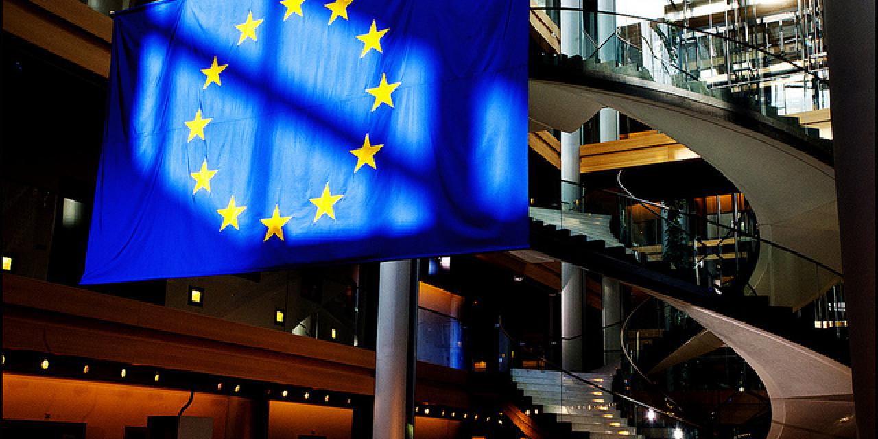 Die Flagge der Europäische Union im EU-Parlamentsgebäude.