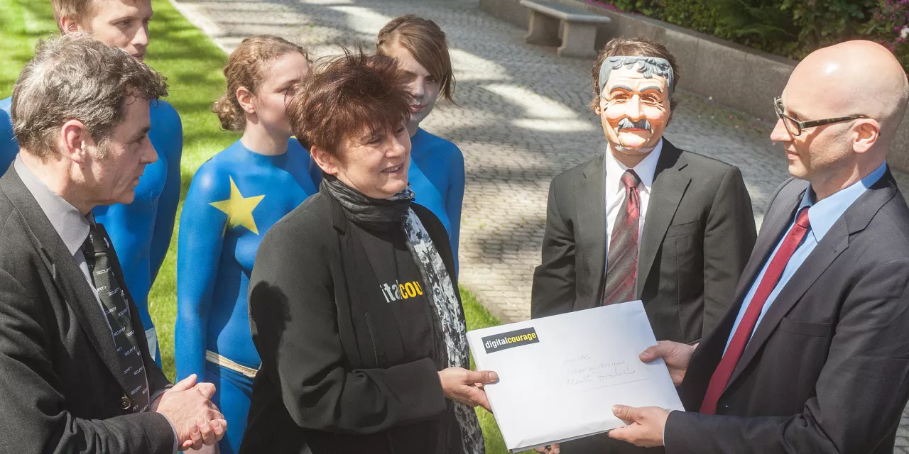 Rena Tangens überreicht eines offenen Briefs an das Innenministerium.