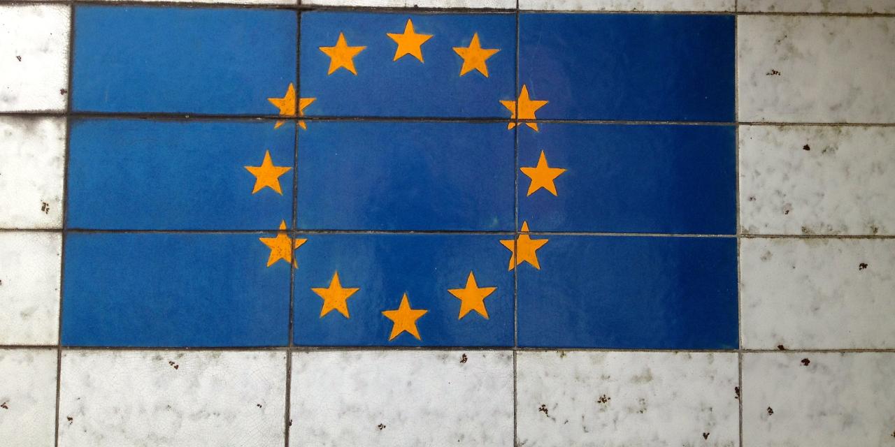 Die EU-Flagge als Grafitti auf einer Wand.