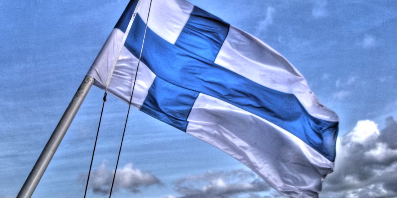 Eine finnische Flagge.