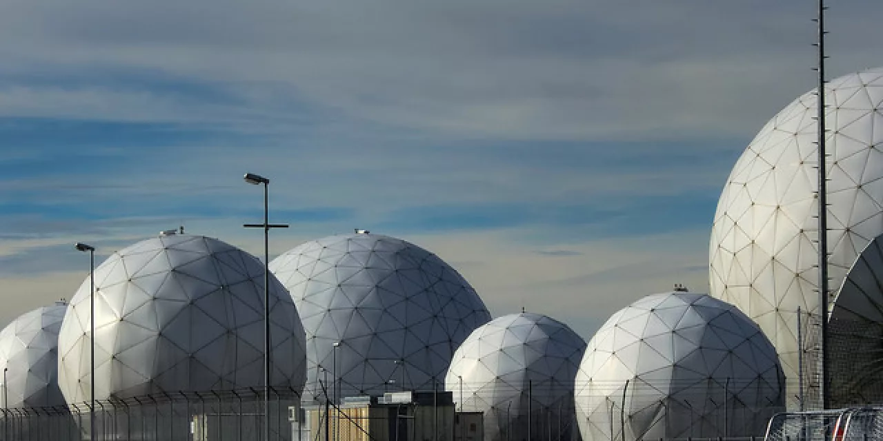 Unterschiedliche große Radome (riesige kugelförmige Gebilde).