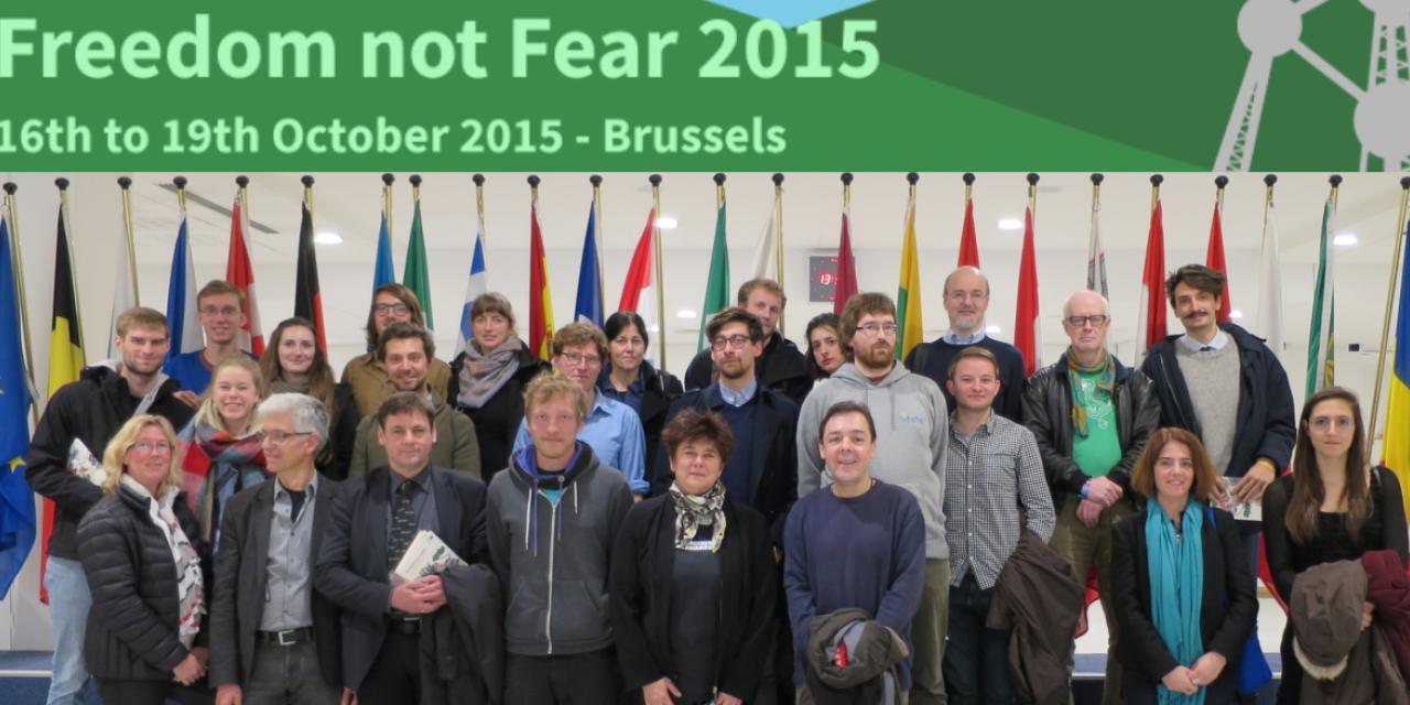 Viele Personen von "Freedom not Fear" vor vielen europäischen Fahnen.
