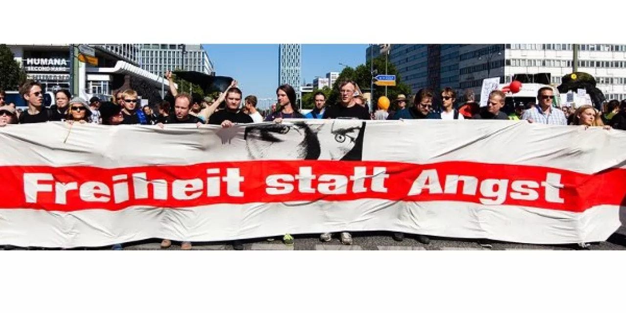 Demonstrant.innen einem riesigen „Freiheit statt Angst“-Banner.