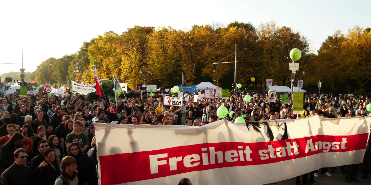 Demonstrant.innen einem riesigen „Freiheit statt Angst“-Banner.