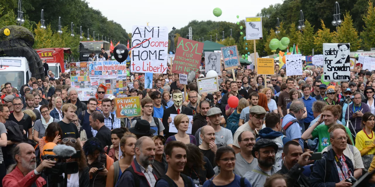 Sehr viele Aktivist.innen mit diversen Demo-Schildern.