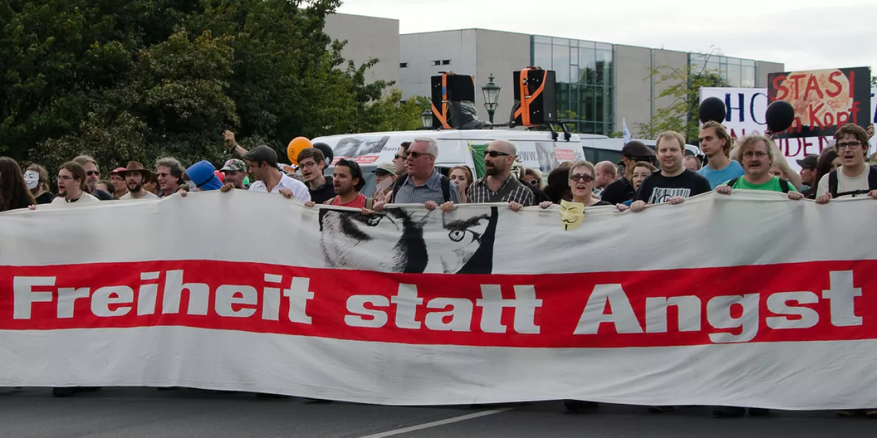 Demonstrant.innen einem riesigen „Freiheit statt Angst“-Banner.