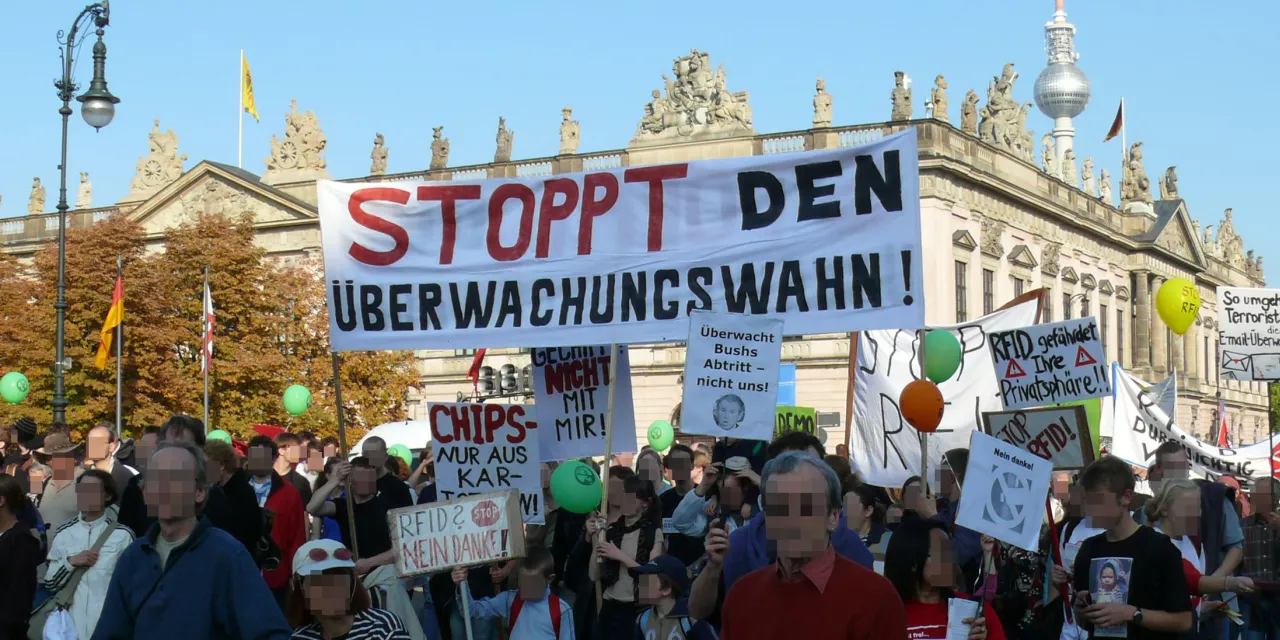 Demonstrant.innen Demonstration der Demo „Freiheit statt Angst“.