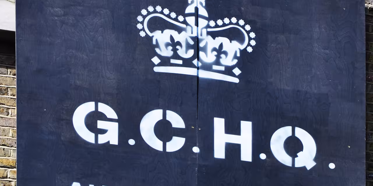 Straßenkunst: Stencil einer Krone. Darunter die Buchstaben "G.C.H.Q.".