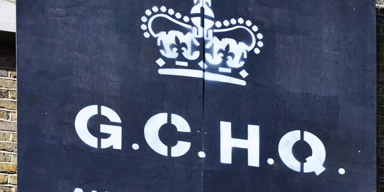 Straßenkunst: Stencil einer Krone. Darunter die Buchstaben "G.C.H.Q.".