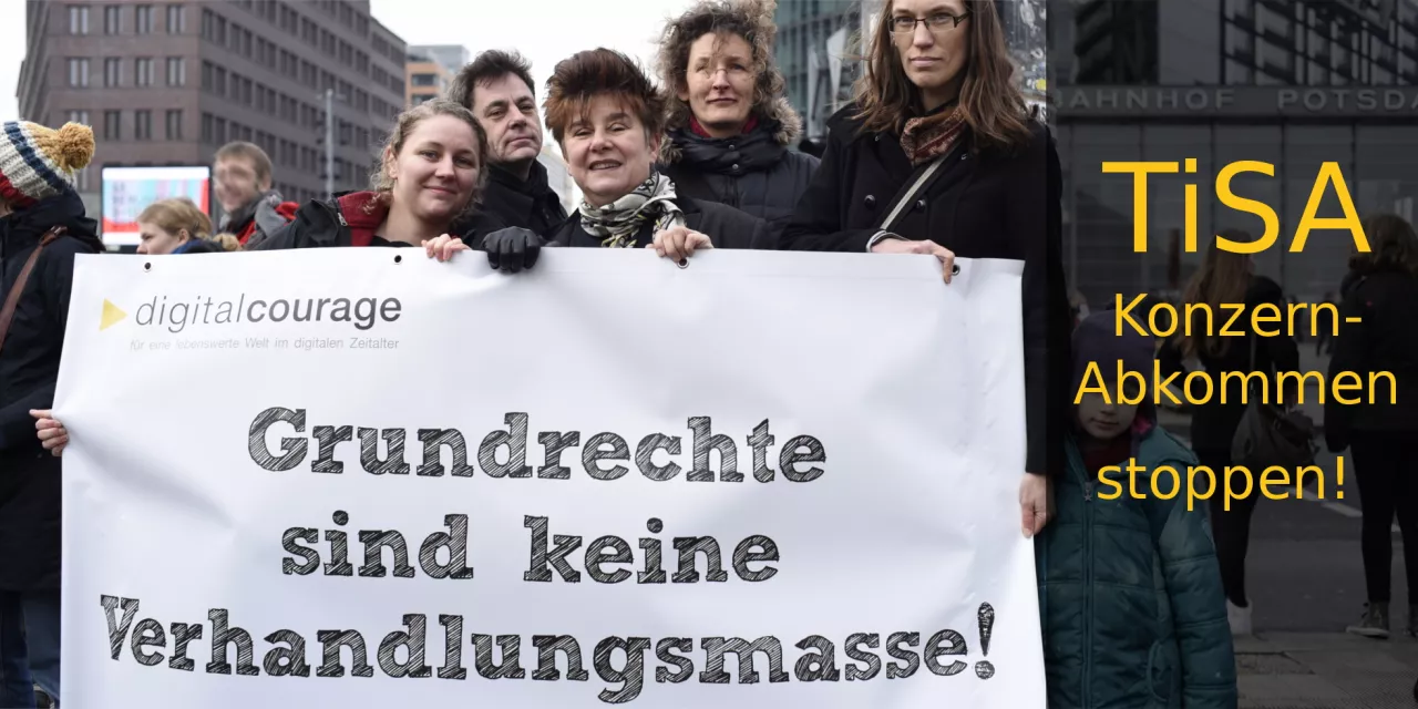 Ein Teil des Digitalcourage-Teams mit einem Banner: „Grundrechte sind keine Verhandlungsmasse“. Rechts daneben als Text: „TiSA Konzernabkommen abschaffen“.