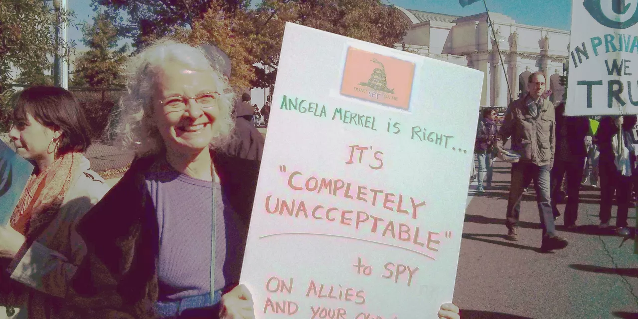 Eine Person mit einem Demoschild.