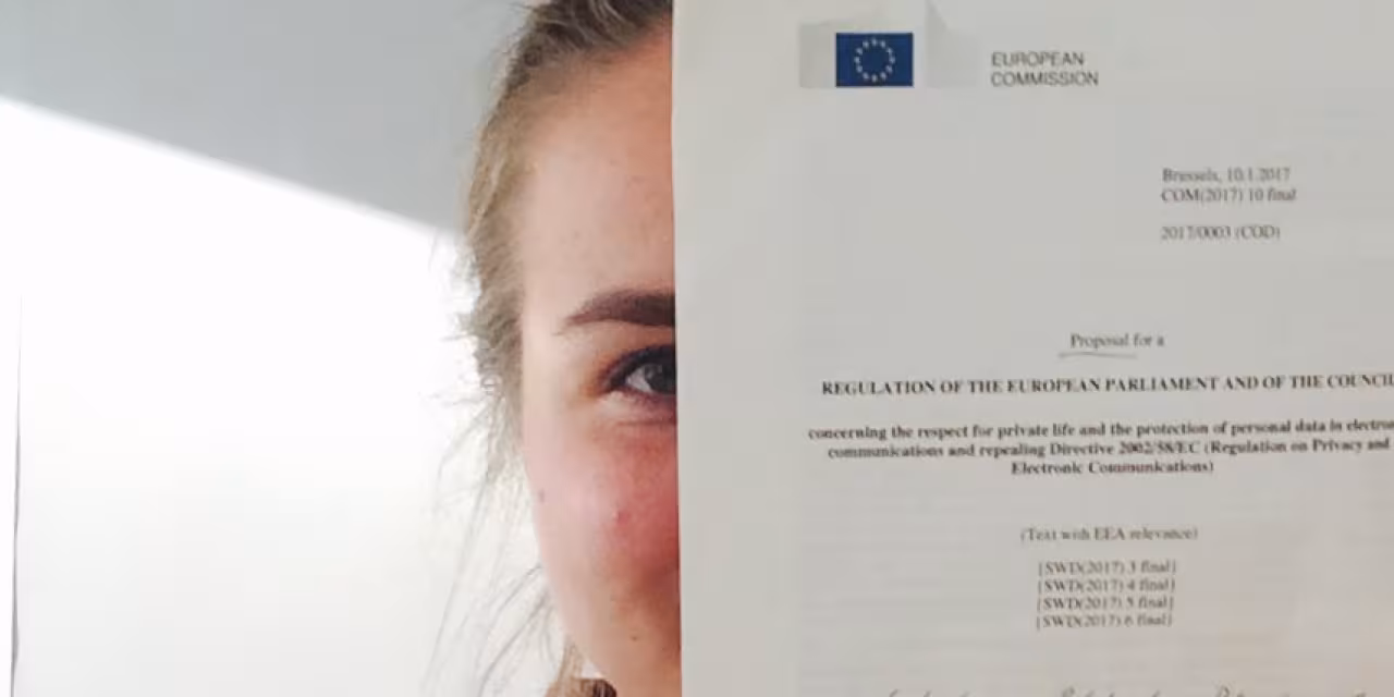 Die ePrivacy-Verordnung verdeckt die Hälfte des Gesichts einer Person.