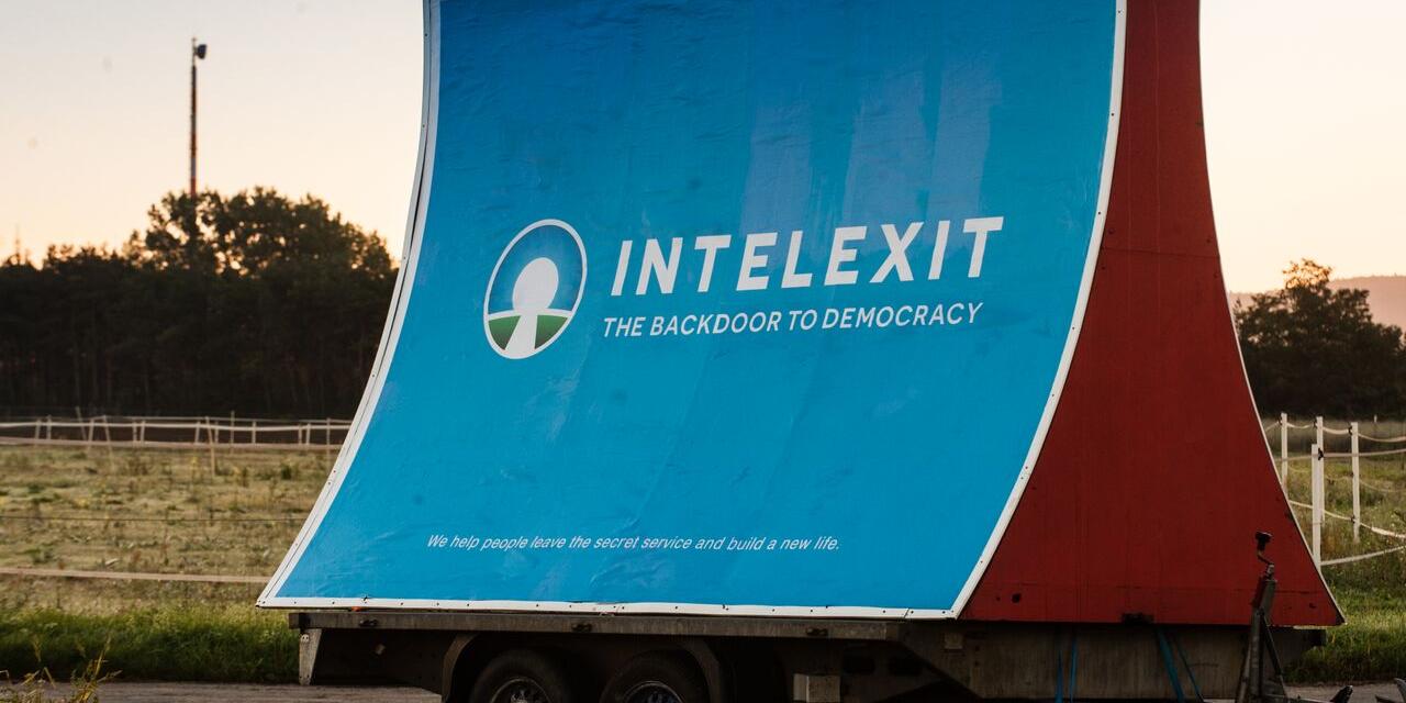 Ein Werbeplakat von Intelexit auf einem Anhänger.