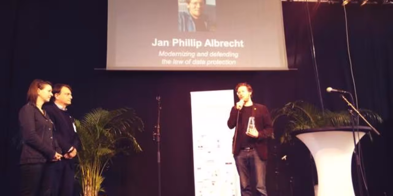 Jan Philipp Albrecht auf einer Bühne.