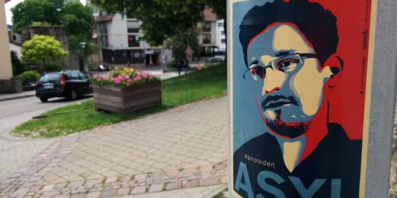 Ein Snowden-Aufkleber an einem Laternenmast.