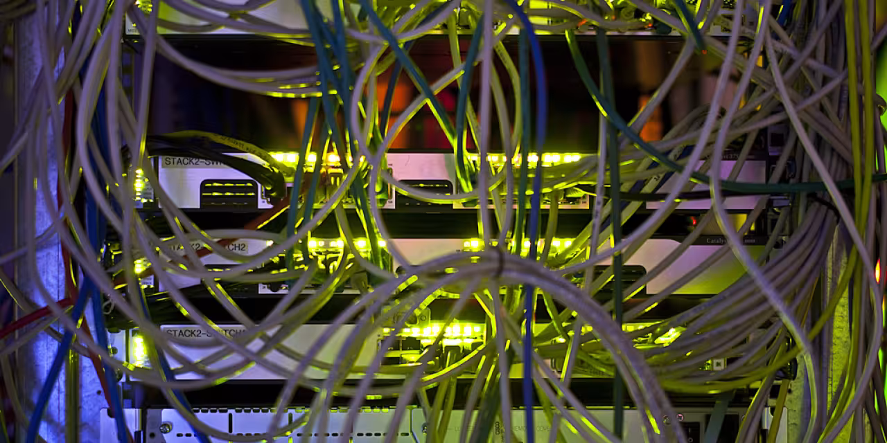 Kabelgewirr in einem Server-Schrank.