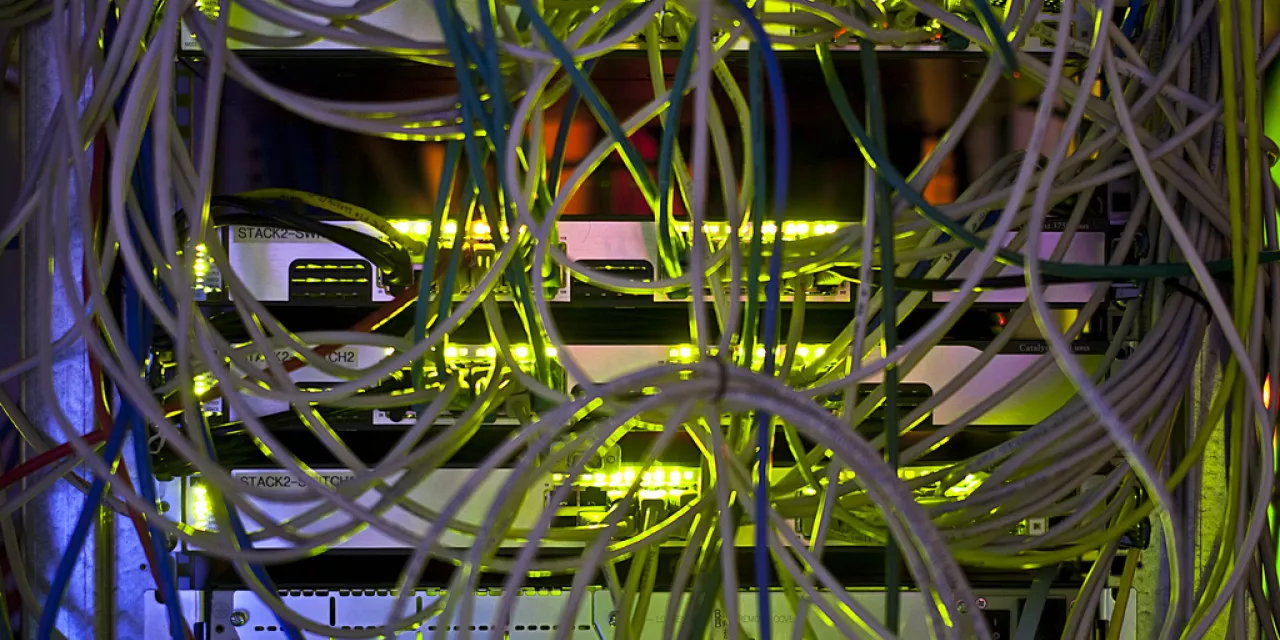 Kabelgewirr in einem Server-Schrank.