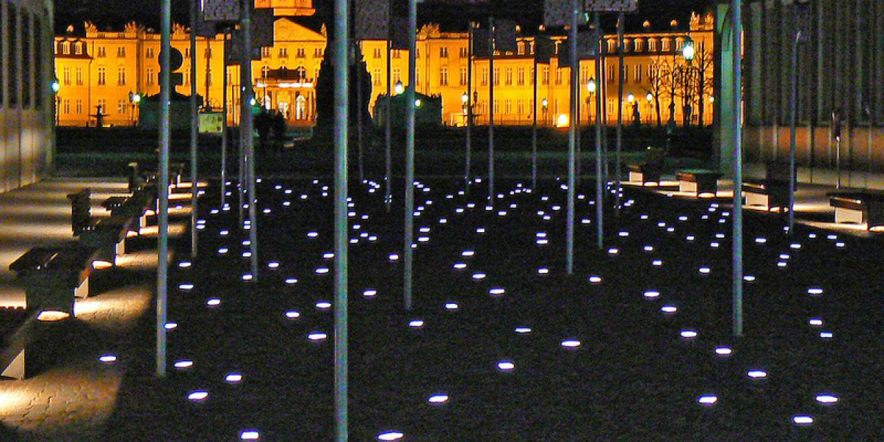 „Platz der Grundrechte“ in Karlsruhe bei Nacht.