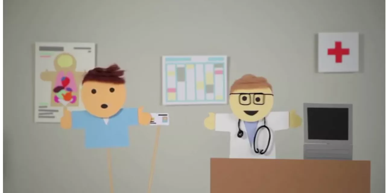 Ausschnitt aus einem Kurzfilm. Eine Person in einer Praxis.