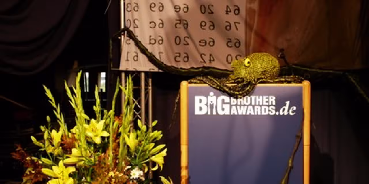 Dekoriertes Redepult der BBAs 2014.