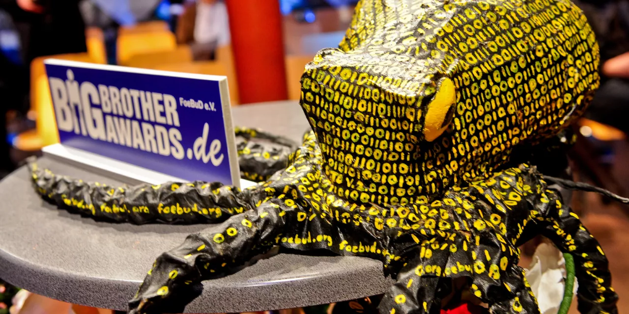 Die Datenkrake auf einem Tisch. Daneben ein Aufsteller mit dem Logo der BBAs.