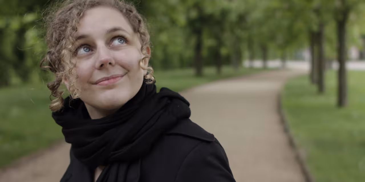 Portraitaufnahme von Leena Simon.