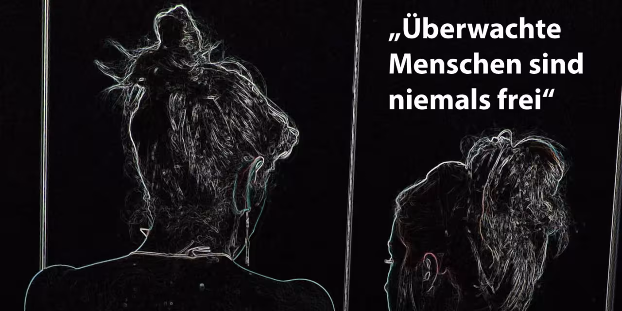 Silhoutte einer Person (Hinterkopf). Daneben der Text: „Überwachte Menschen sind niemals frei“.