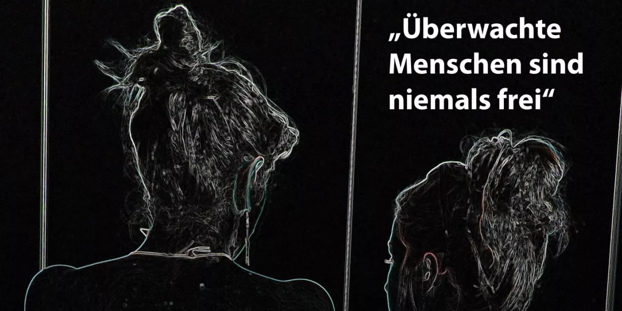 Silhoutte einer Person (Hinterkopf). Daneben der Text: „Überwachte Menschen sind niemals frei“.